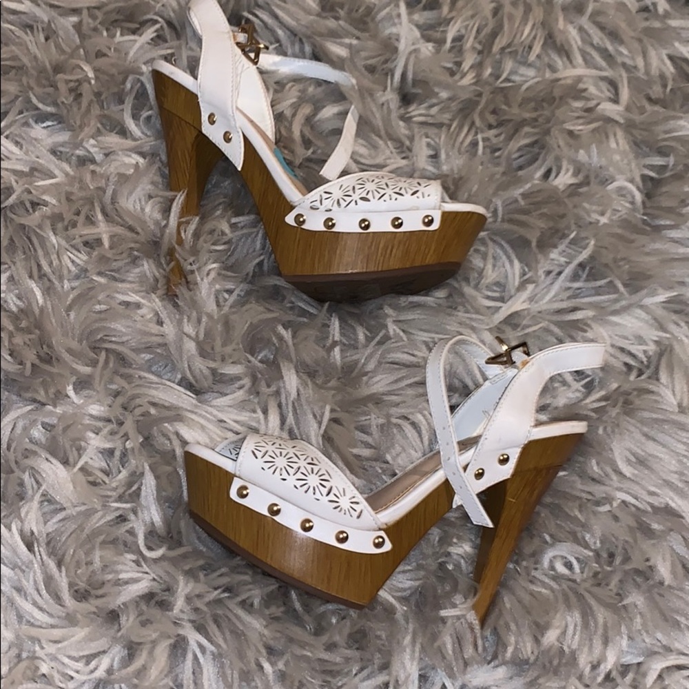 Jessica Simpson high heels